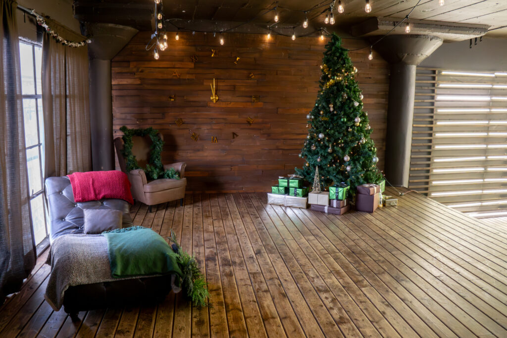 A daylight studio with natural wood and brick walls and Christmas Tree decorations in Downtown Los Angeles - Art 2_01