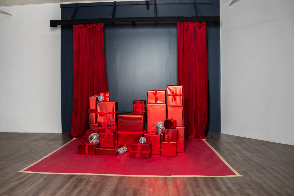 Photo studio for rent in DTLA with red velvet curtains and Christmas presents decorations - Pro I_02