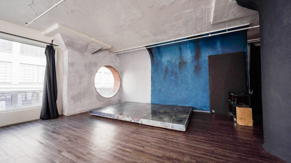 A photo studio near me Pro I with the circle window, bathtub and art wall in los Angeles.