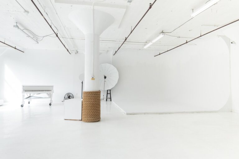 LIC 1 photo studio in Long Island City, NYC with white cyc wall, west-facing windows, natural light, and white floors. LIC 1 photo studio in Long Island City, NYC with white cyc wall, west-facing windows, natural light, and white floors.