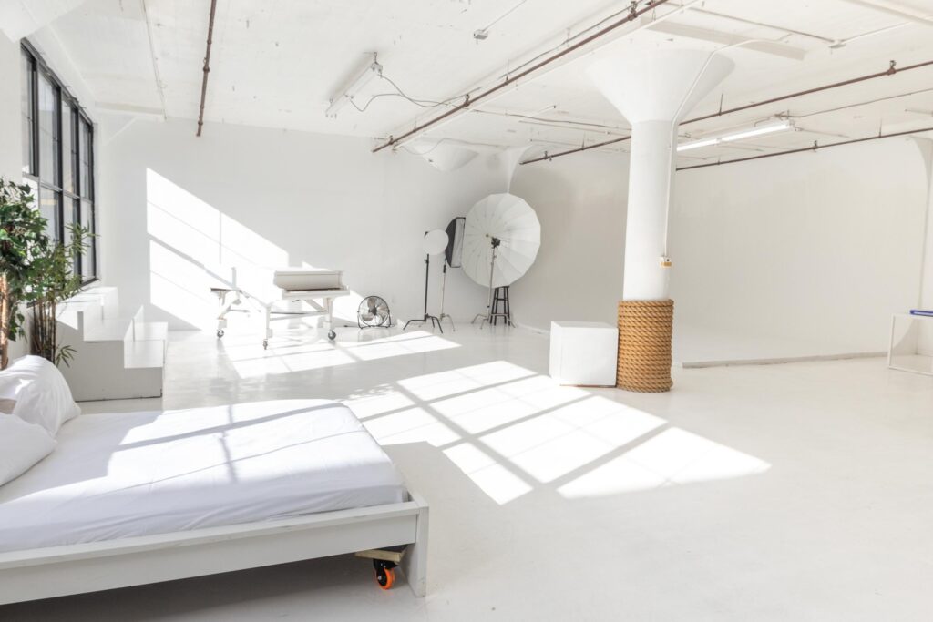 LIC 1 &acirc; Photo Studio for Rent in New York with Cyc Wall, West-Facing Windows, Natural Light, and White Floors - FD Photo Studio