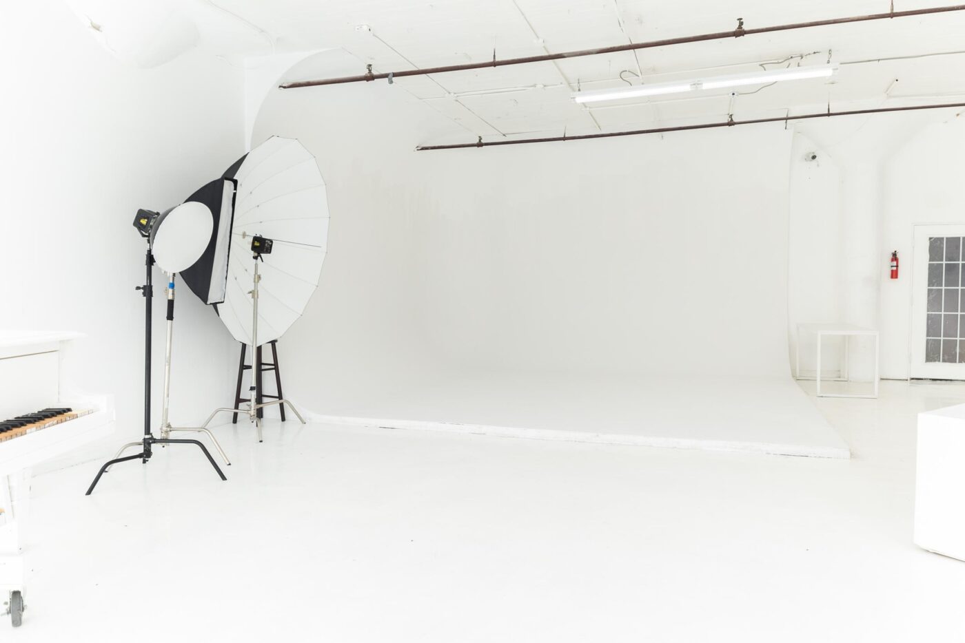 LIC 1 - photo studio with cyc wall, west-facing windows, lots of natural light, and white floors in NY