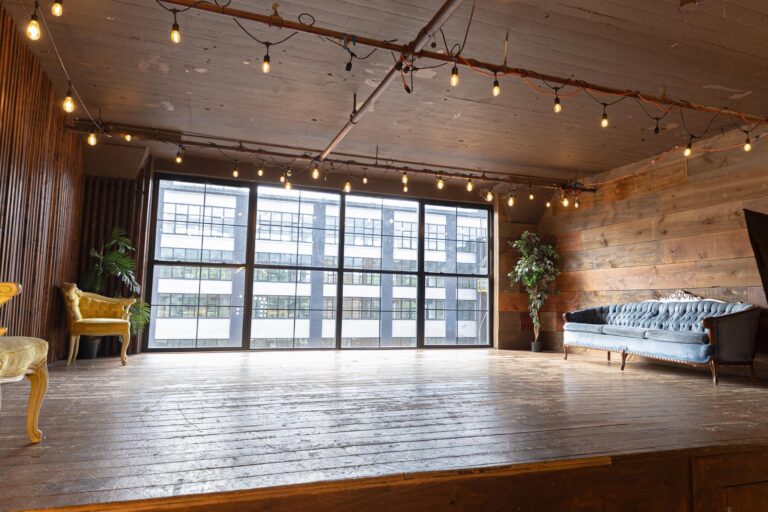 LIC 2 - Photo studio with wood platform and wood wall in NY
