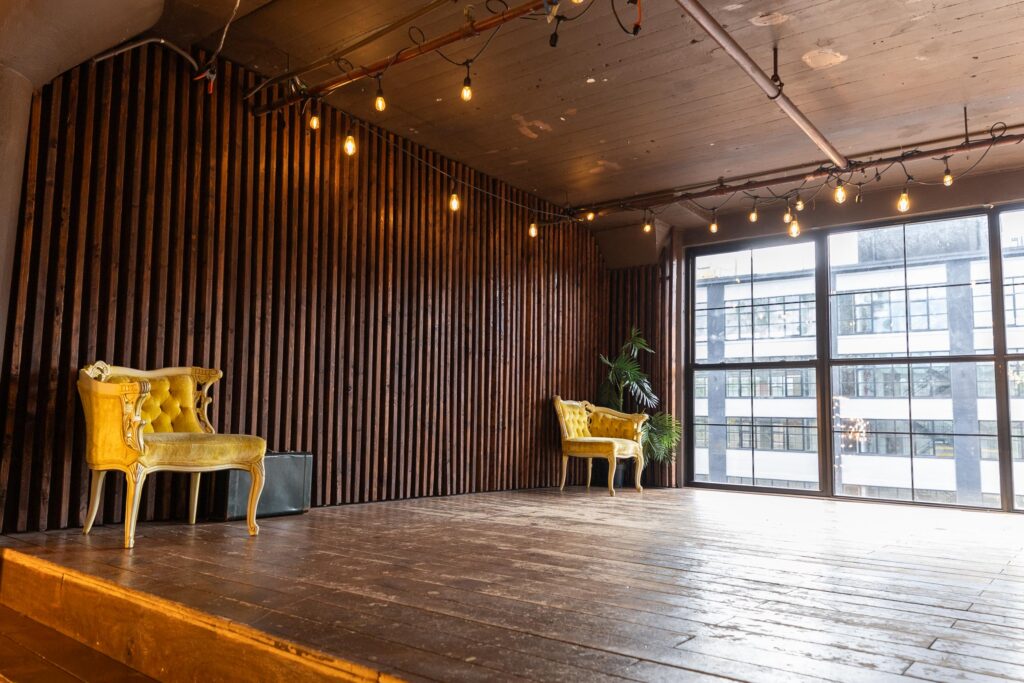 LIC 2 - Photo studio with wood platform and wood wall in NY