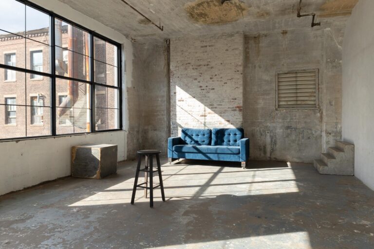 LIC 3 - Photo studio with exposed brick and concrete wall in NY