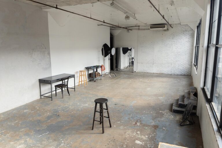 LIC 3 - Photo studio with exposed brick and concrete wall in NY