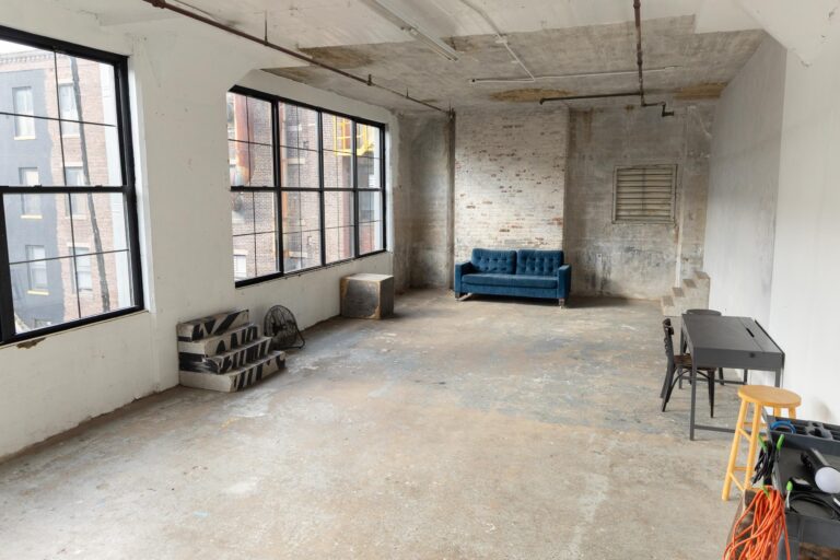 LIC 3 - Photo studio with exposed brick and concrete wall in NY