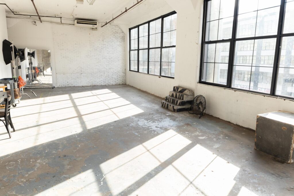 LIC 3 - Photo studio with exposed brick and concrete wall in NY