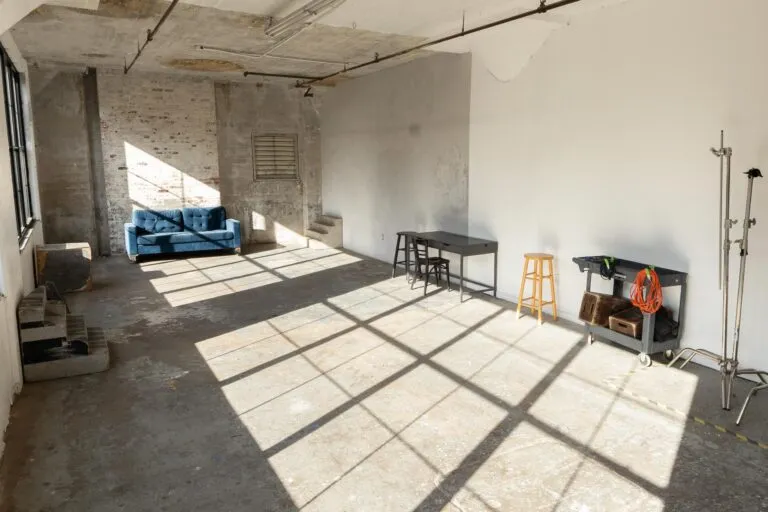 LIC 3 - Photo studio with exposed brick and concrete wall in NY