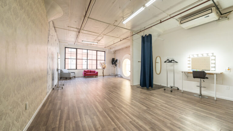 LIC 5 - daylight photo studio with art wall in NY