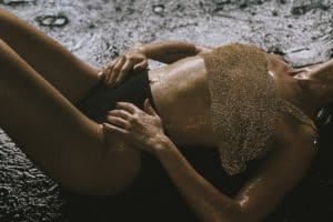 Intimate-Photoshoot-In-The-Rain-1