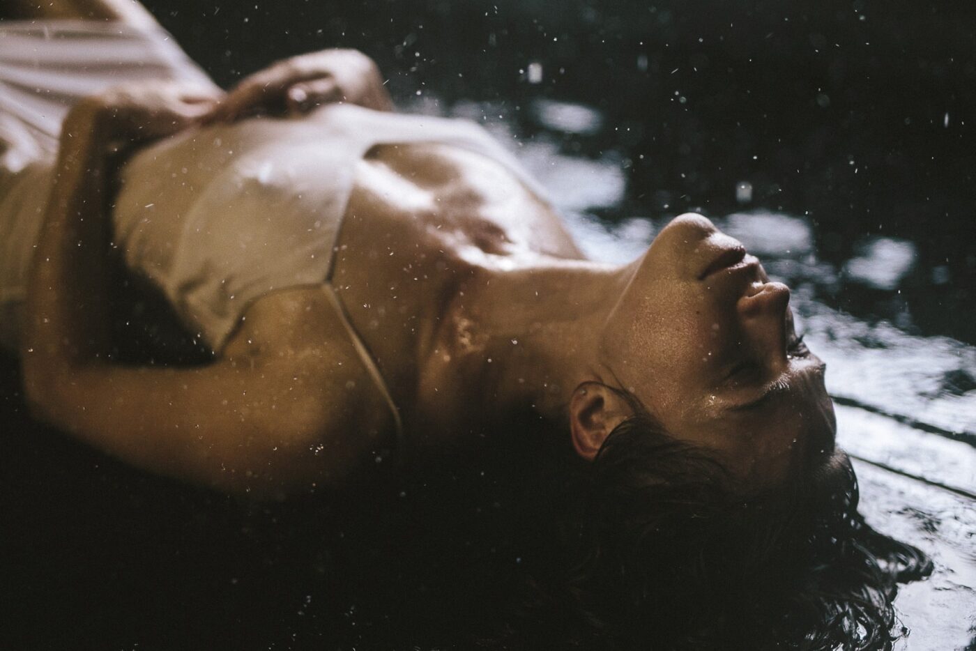 Intimate-Photoshoot-In-The-Rain-4