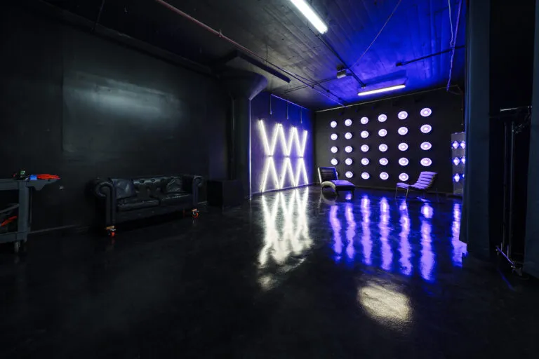 LIC 4 – Blackout Photo Studio for Rent in New York with RGB Lights, X-Lights, Concrete Wall, Black Gloss Floor, and Two Different French Walls - FD Photo Studio