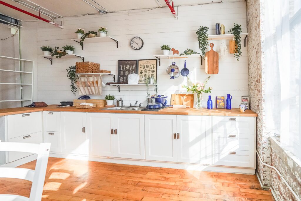 Astoria 5 - Daylight photo studio with kitchen, wood floor and cozy couch in New York