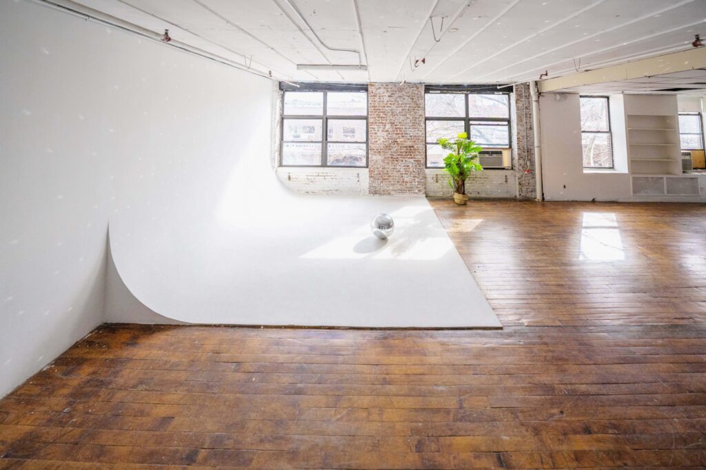 Astoria 8 &acirc; Large Photo Studio for Rent with a Cycwall in Queens, NYC - FD Photo Studio