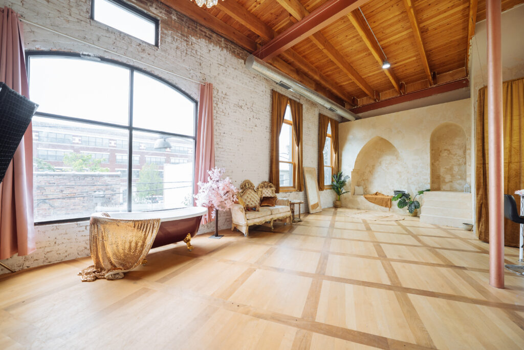 Gorgeous daylight photo studio for rent with tons of natural light, flower wall, bathtubs, interior and large window Chicago 5