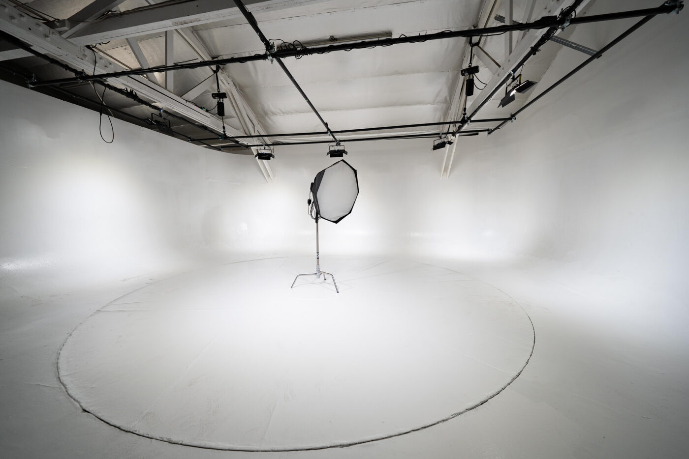 Olympic 3 - Car Turntable photo studio with RGB lights in Los Angeles