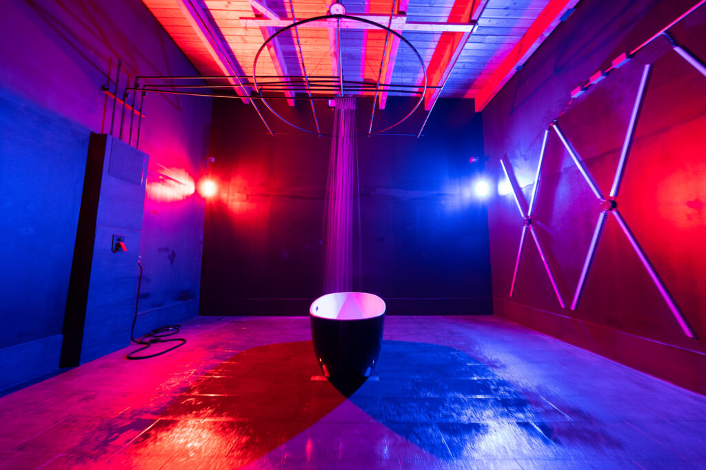 Chi 4 - blackout photo studio with LED lights, 2 ft high rain platform and bath.