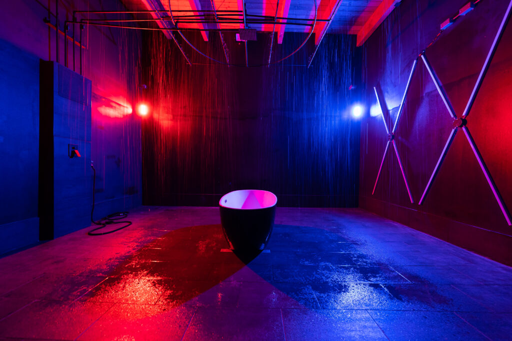 Chi 4 - blackout photo studio with LED lights, 2 ft high rain platform and bath.