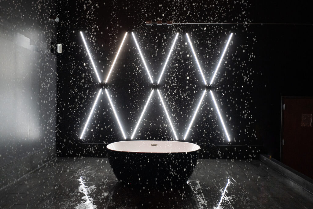 Chi 4 - blackout photo studio with LED lights, 2 ft high rain platform and bath.