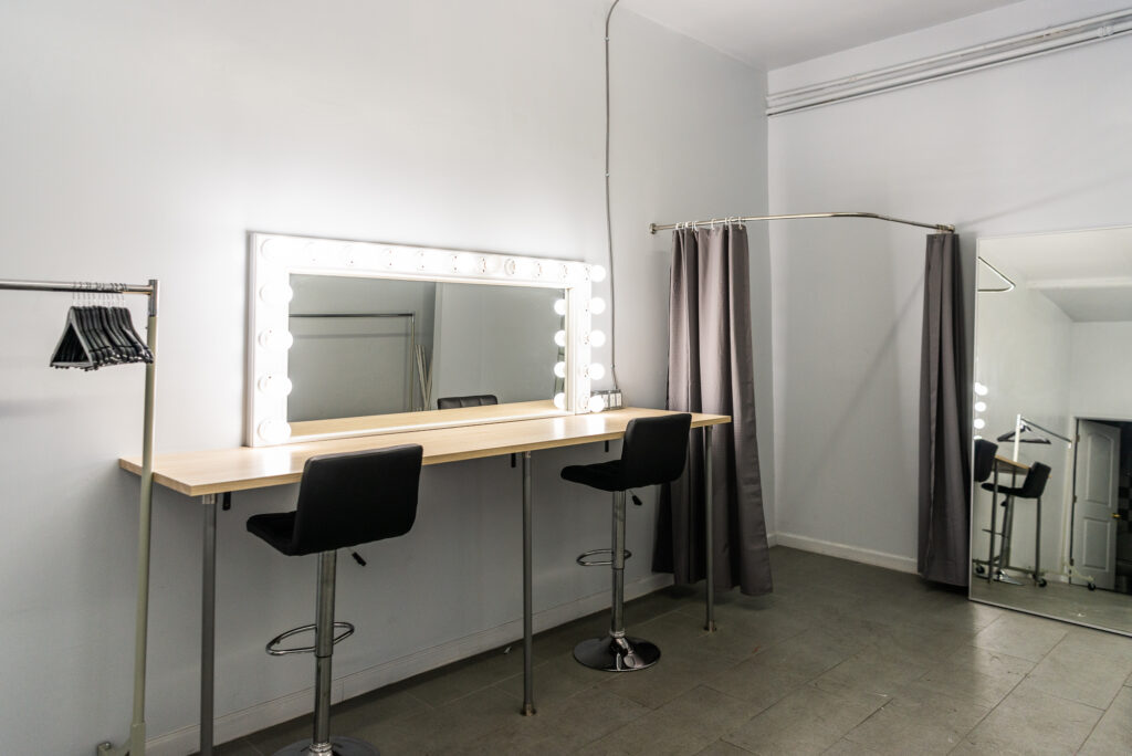 Olympic 5 metal garage private make up station