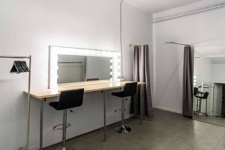 Olympic 5 metal garage private make up station