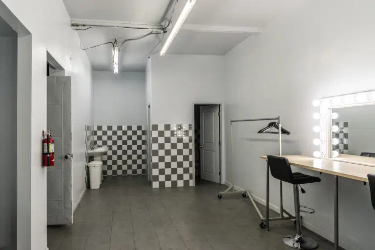 Olympic 5 metal garage private make up station