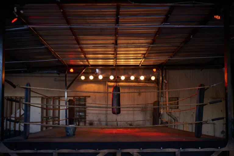 Olympic 5 - Huge metal hangar with car access and dedicated production room, restrooms and MUA tables for rent for photo and filming productions