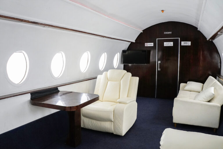 Photo Studio with private jet in Los Angeles Olympic 4_0000100001