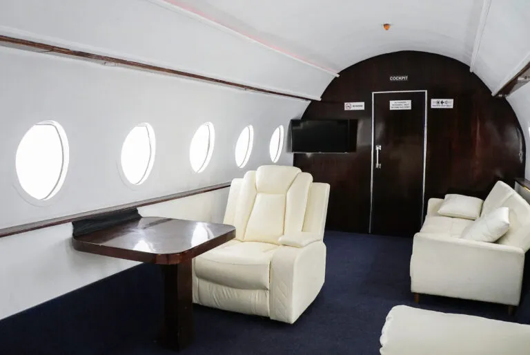 Photo Studio with private jet in Los Angeles Olympic 4_0000100001