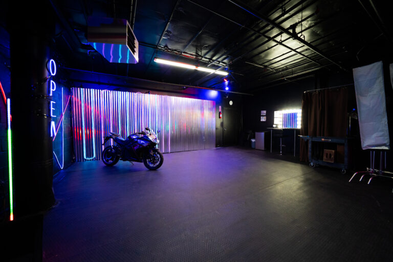 Astoria - 7 Blackout photo studio, bike, bathtub and RGB lights