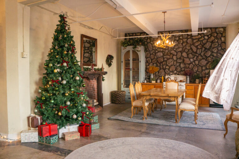 093025_Photo Studio with Christmas tree in Los Angeles_Loft 31