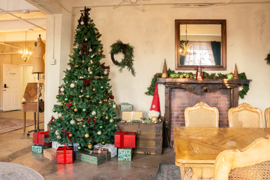 093025_Photo Studio with Christmas tree in Los Angeles_Loft 312