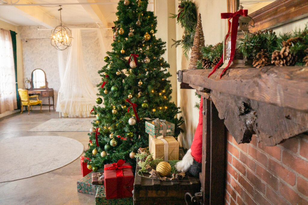 093025_Photo Studio with Christmas tree in Los Angeles_Loft 32