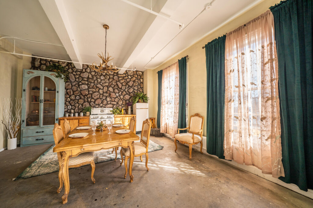 Cozy French-style apartment photo studio with Christmas decorations in Downtown Los Angeles - Loft 3_02