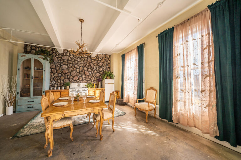 Cozy French-style apartment photo studio with Christmas decorations in Downtown Los Angeles - Loft 3_02