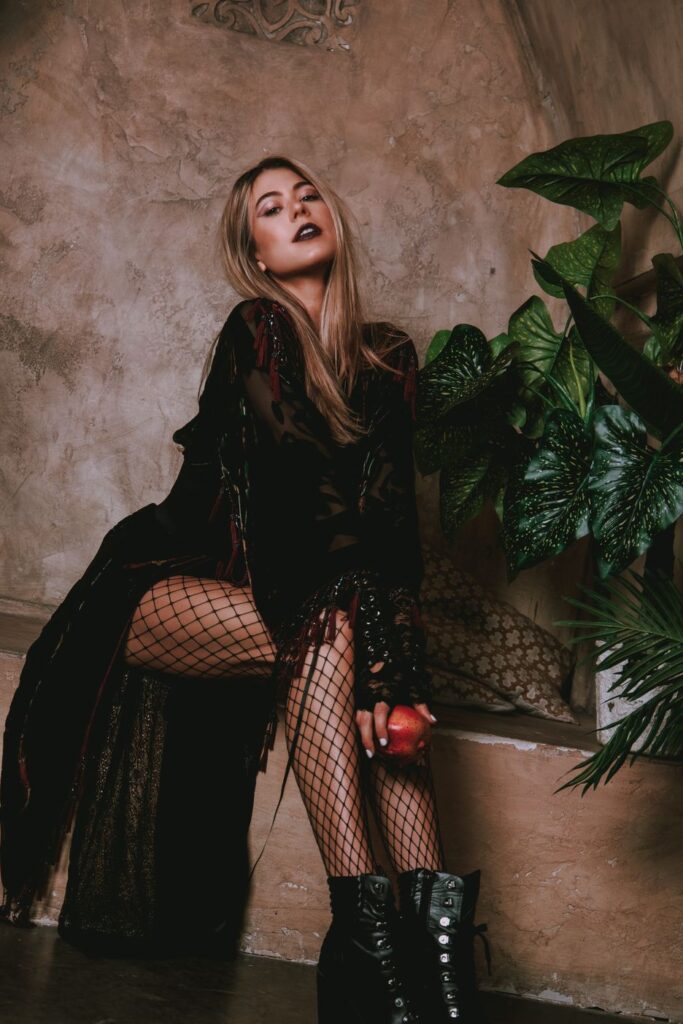 Nicole Lockhart&nbsp;Visits FD Hill 6 Studio