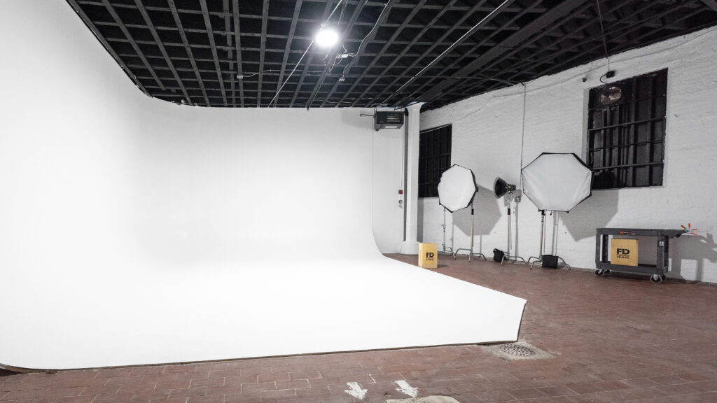 Metro 6 &acirc; Photo and Video Studio for Rent with White Cyclorama Wall in New York - FD Photo Studio