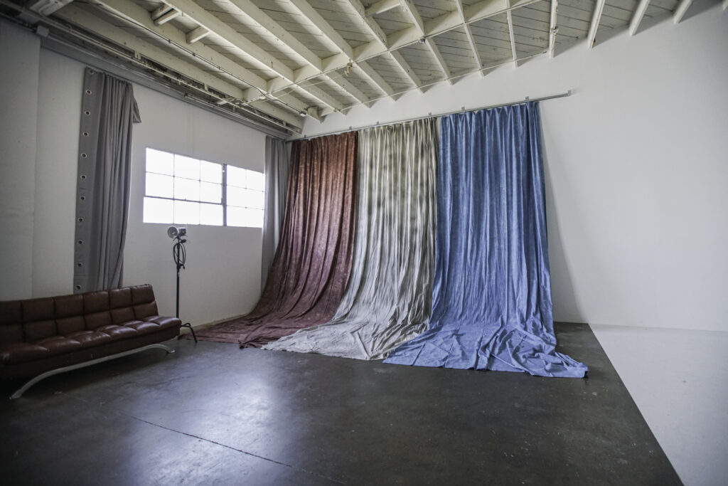 High-ceiling photo studio for rent with cyc & concrete wall, white steps and muslin backdrops - Yukon 2