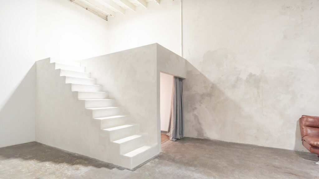 Cyc wall photo studio for rent with white steps yukon 2