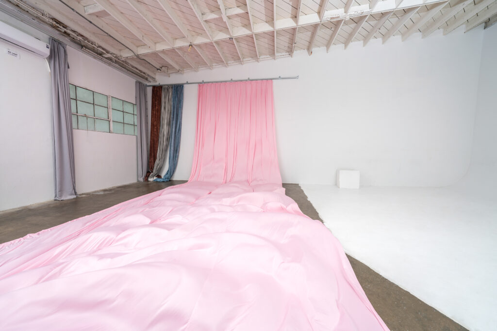 Photo Studio with white cyc wall and pink backdrop in Los Angeles_Yukon 2_6-2