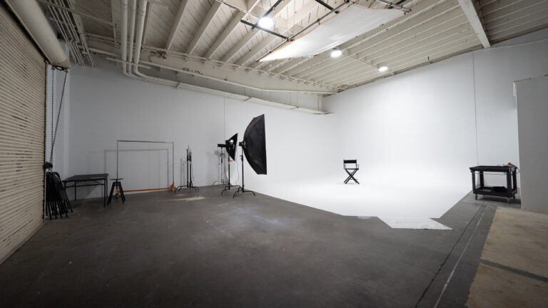Rental photo studio with cyc wall car access and free parking - Yukon 1