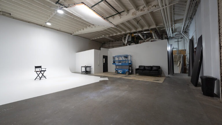 Rental photo studio with cyc wall car access and free parking - Yukon 1