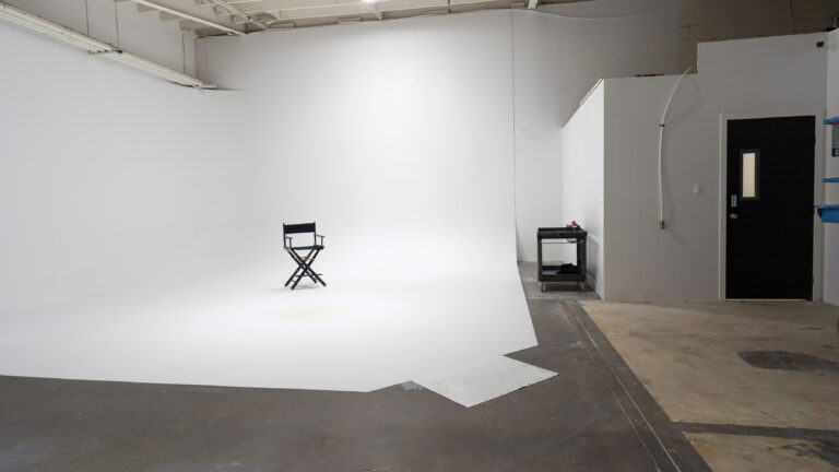 Rental photo studio with cyc wall car access and free parking - Yukon 1