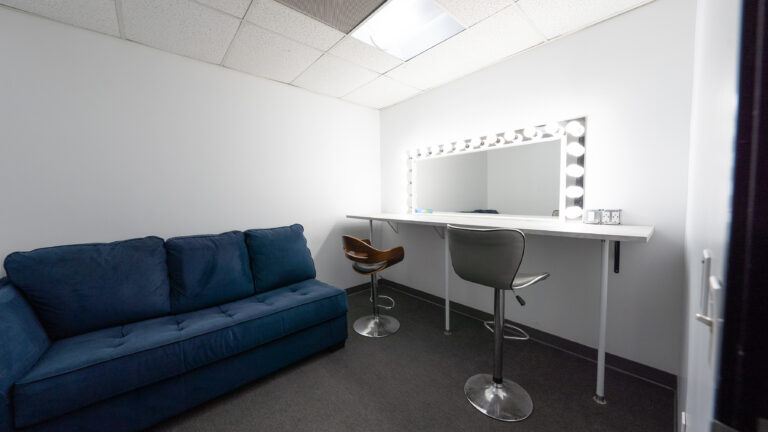 Rental photo studio with cyc wall car access and free parking - Yukon 1