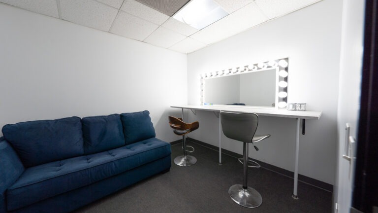 Rental photo studio with cyc wall car access and free parking - Yukon 1