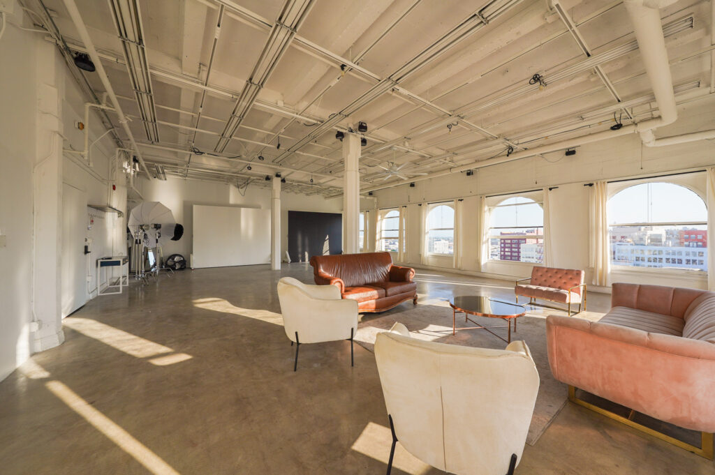 Daylight Photo Studio Loft with Christmas tree Decorations in Downtown Los Angeles for rent - Loft 5_04