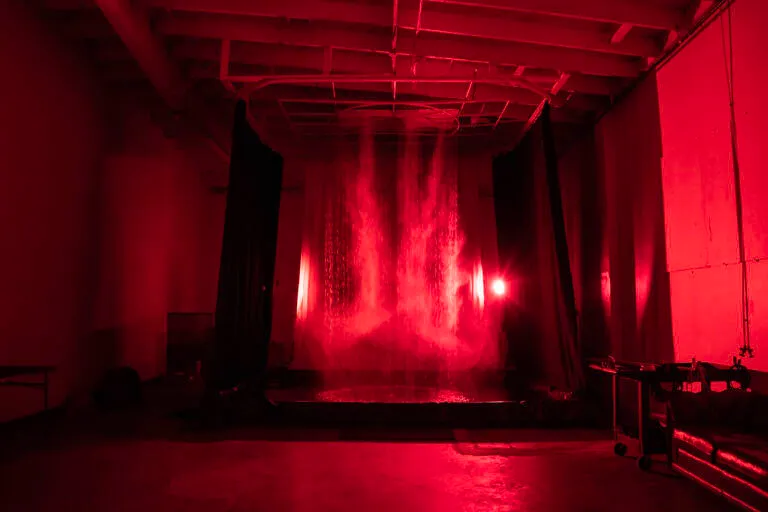 Photo Studio with rain feature and water pool in Los Angeles_Yukon 300008