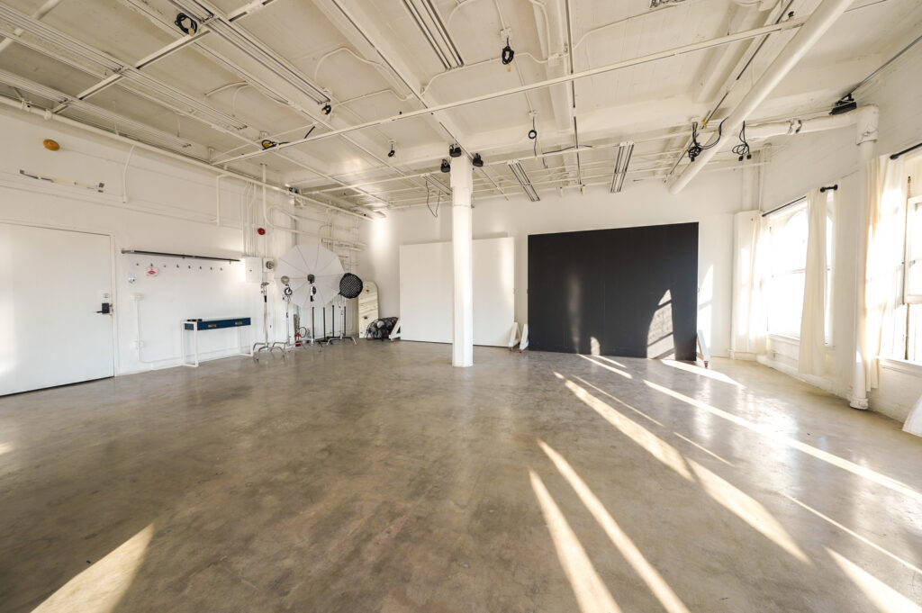 Daylight Photo Studio Loft with Christmas tree Decorations in Downtown Los Angeles for rent - Loft 5_02