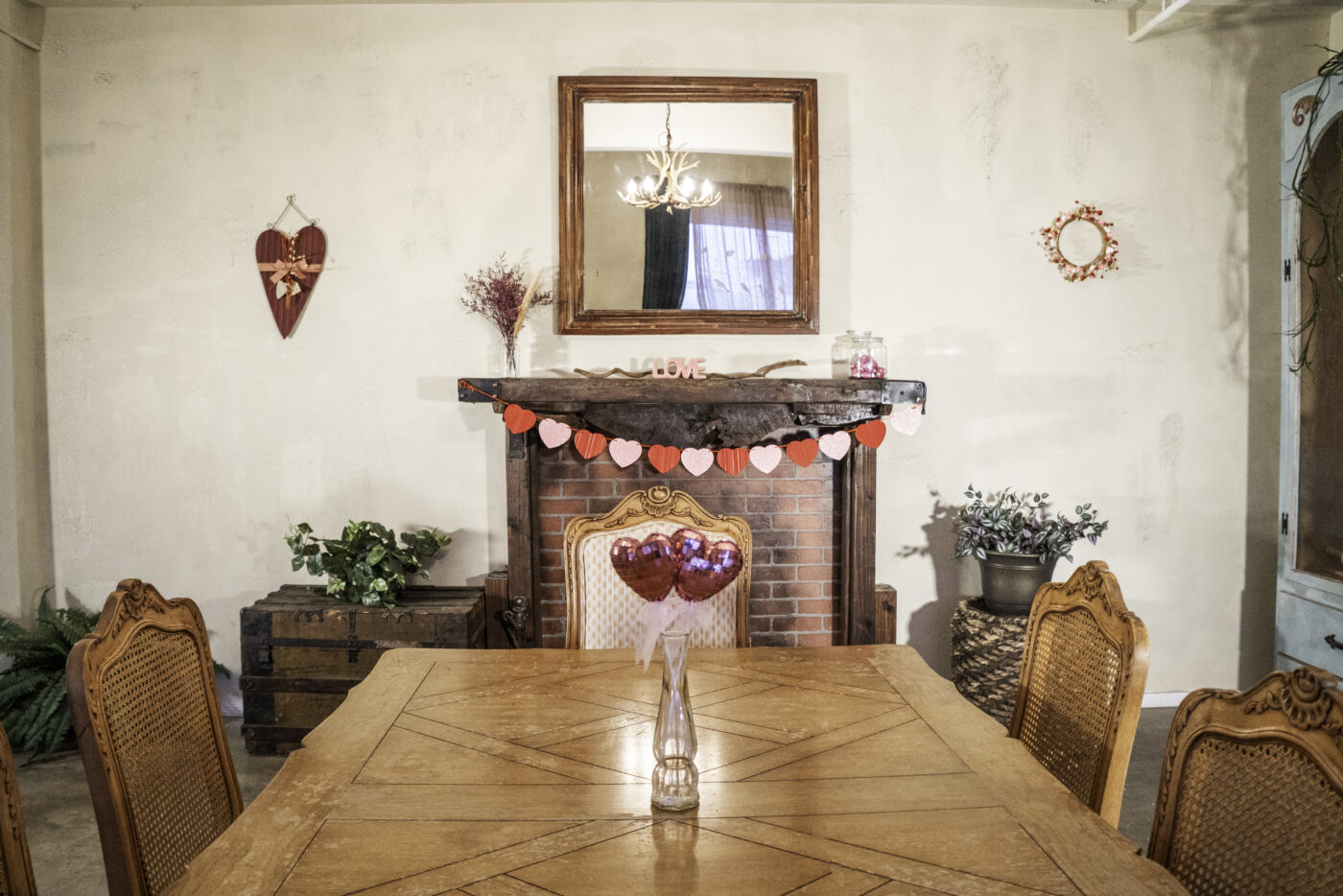 Daylight photo studio in Los Angeles for rent with Valentines day decorations Loft 3_3